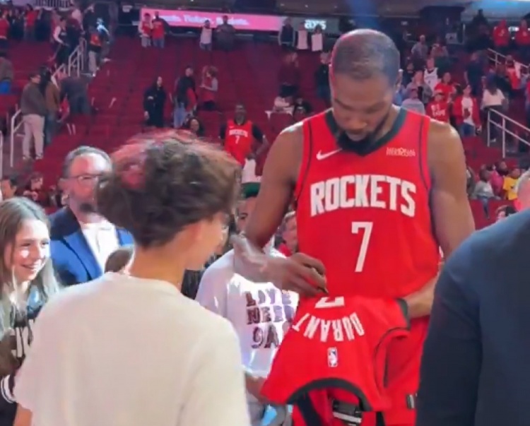 开云登录-优质偶像！杜兰特赛后与对手、队友、球迷互动 迟迟未离开